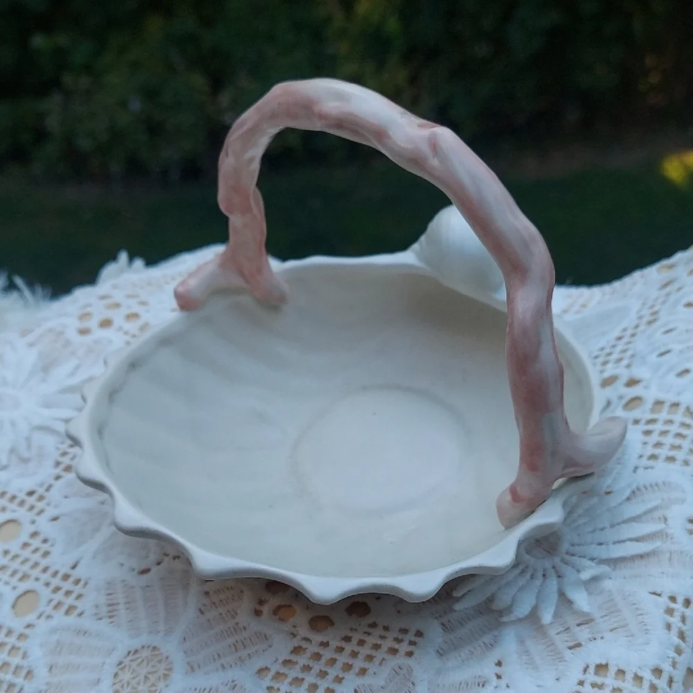 Vintage Fitz and Floyd White Ceramic Shell Basket Holder Display